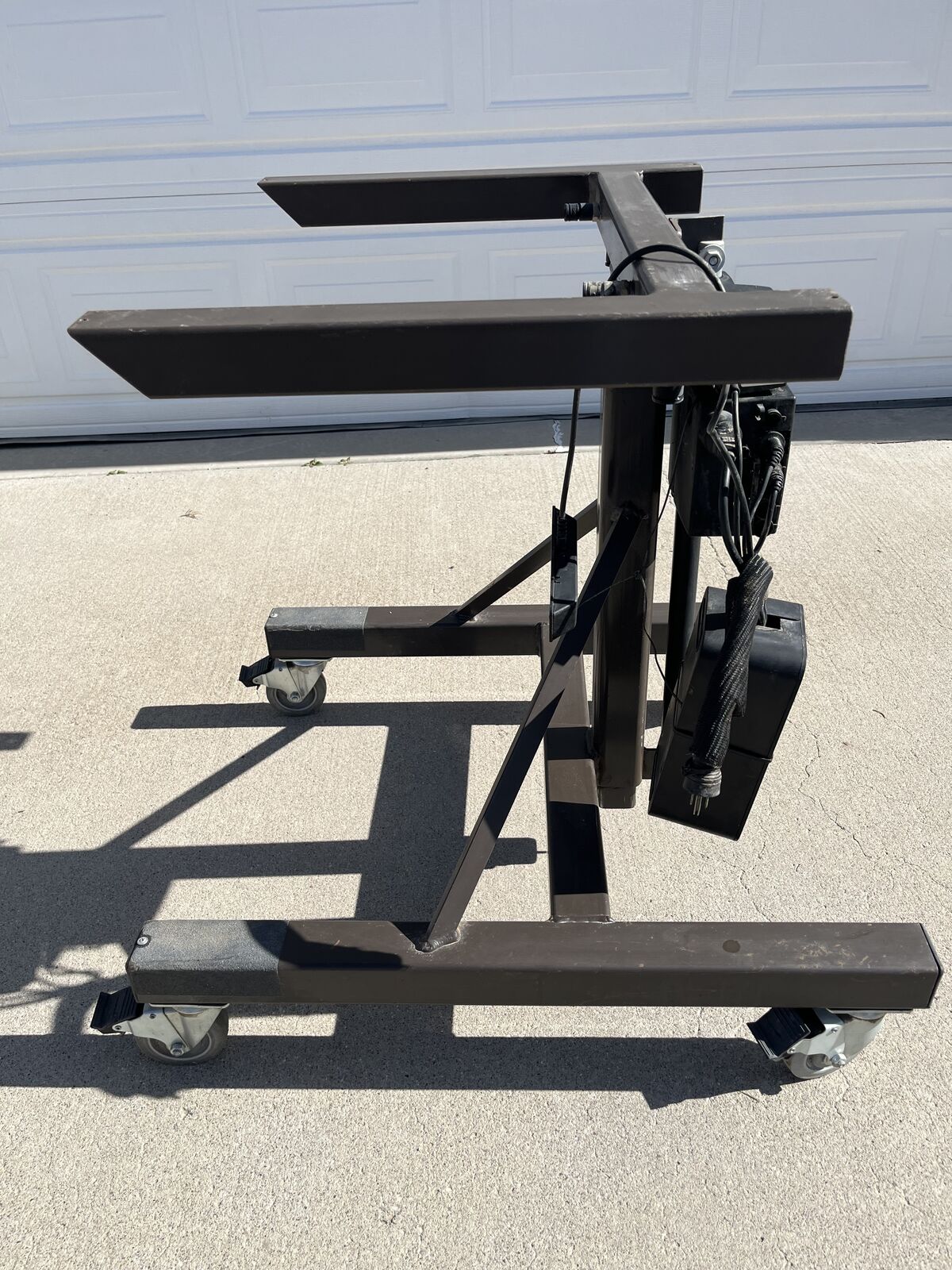 Heavy duty work table with hydraulic lift