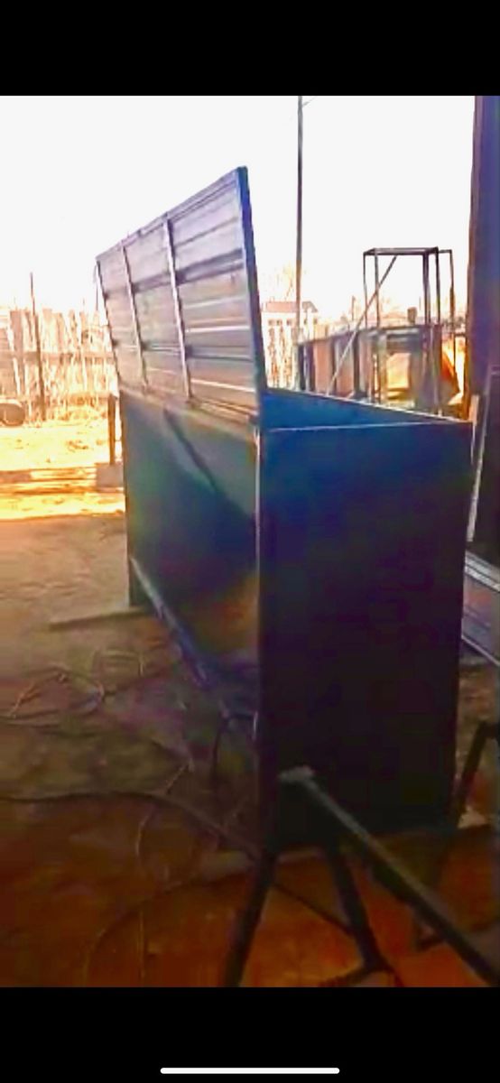 Heavy Duty Custom Livestock Feeder with Lid