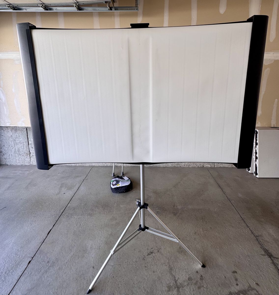 Retractable Standing Projector Screen