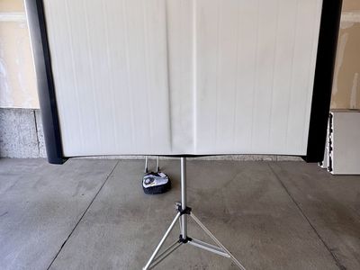 Retractable Standing Projector Screen