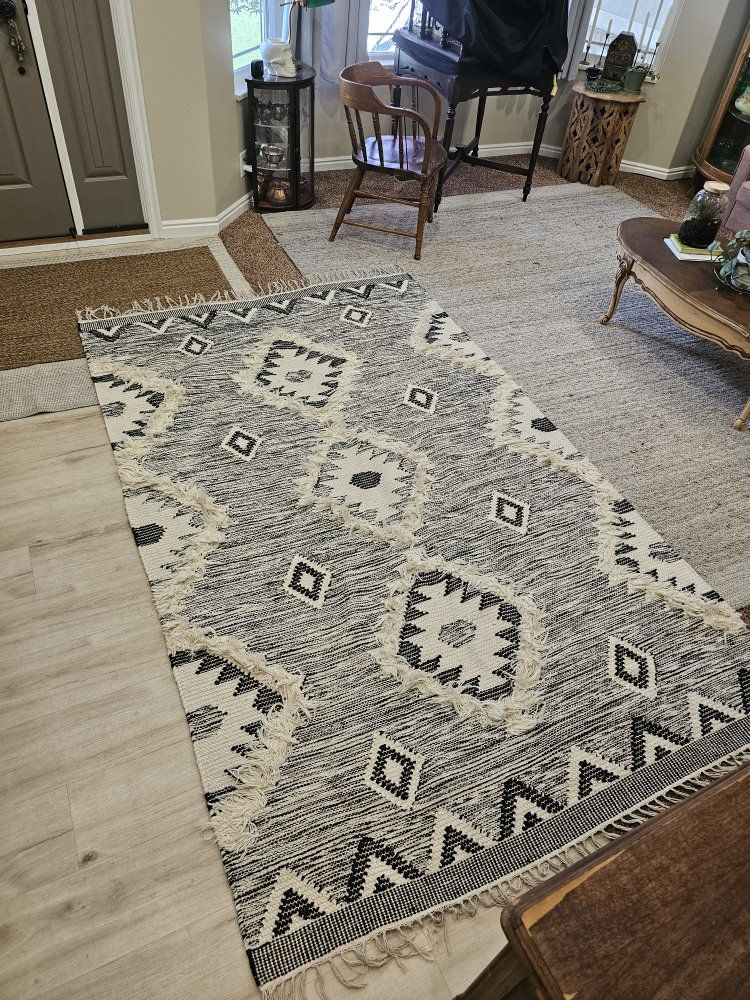 Geometric Black & White Patterned Area Rug with Tassels  9x6 like new