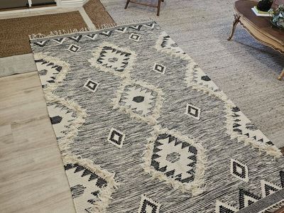 Geometric Black & White Patterned Area Rug with Tassels 9x6 like new