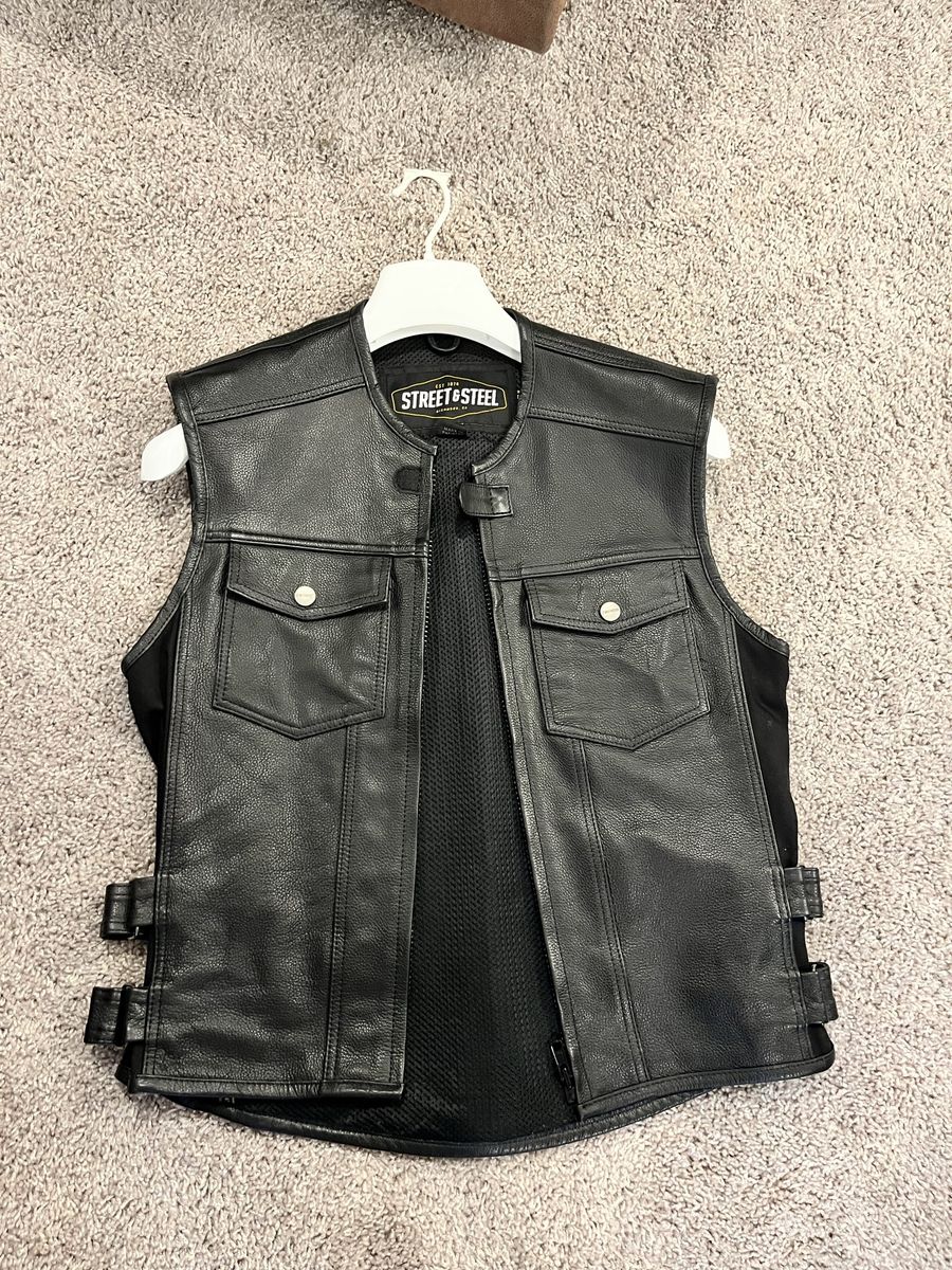 Street & Steel Black Leather Motorcycle Vest Men's Medium Side Adjustments Pockets - Excellent Condition
