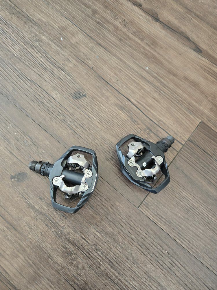 LIKE NEW Shimano SPD clipless pedals