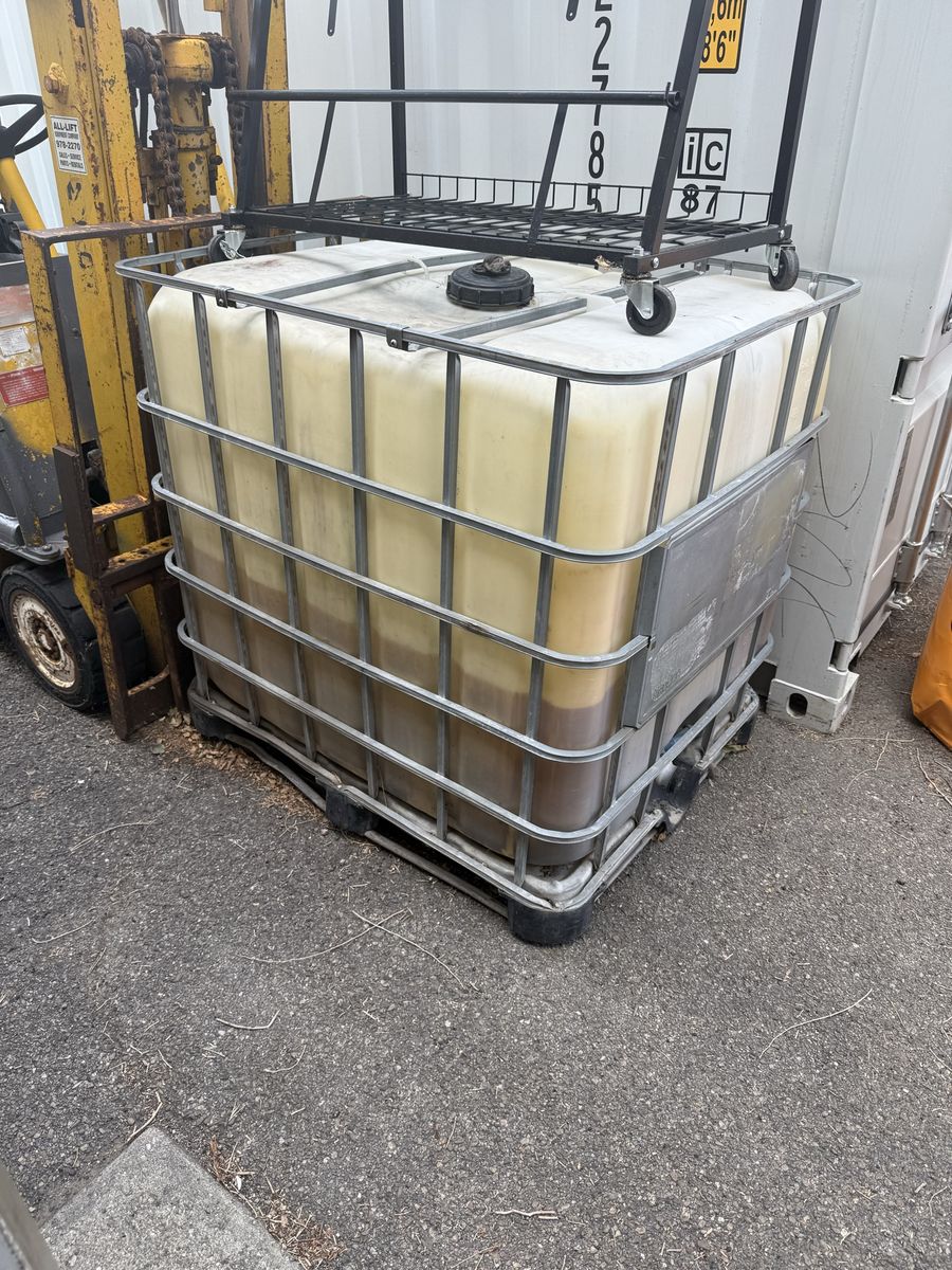 Used oil container. Industrial Bulk Liquid Storage Container IBC Tote with Metal Cage & Pallet Base
