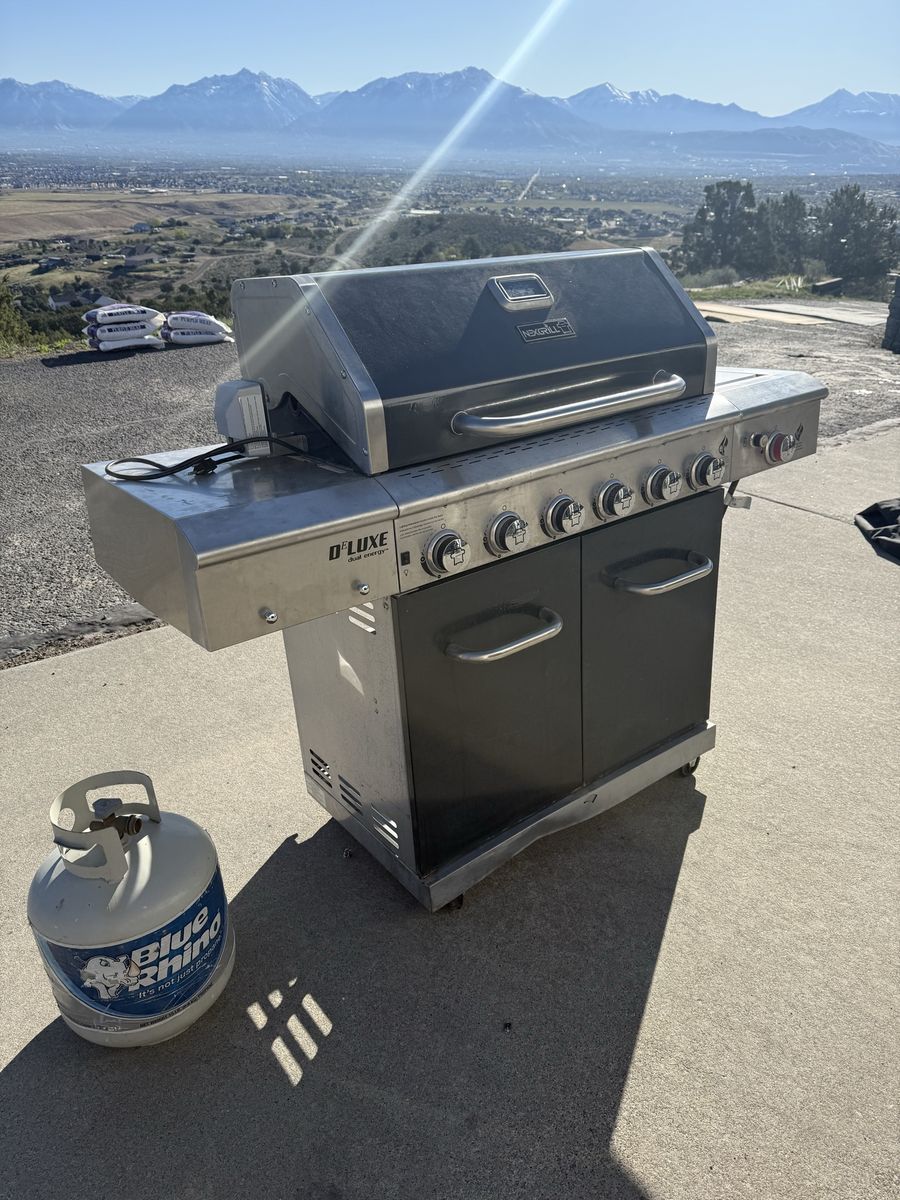 Nexgrill Delux Barbecue w propane tank