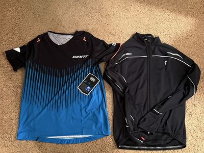 New Giant 100% Celium Men's Small Mountain Bike Jersey, Black/Blue Specialized used Men’s M cycling jacket