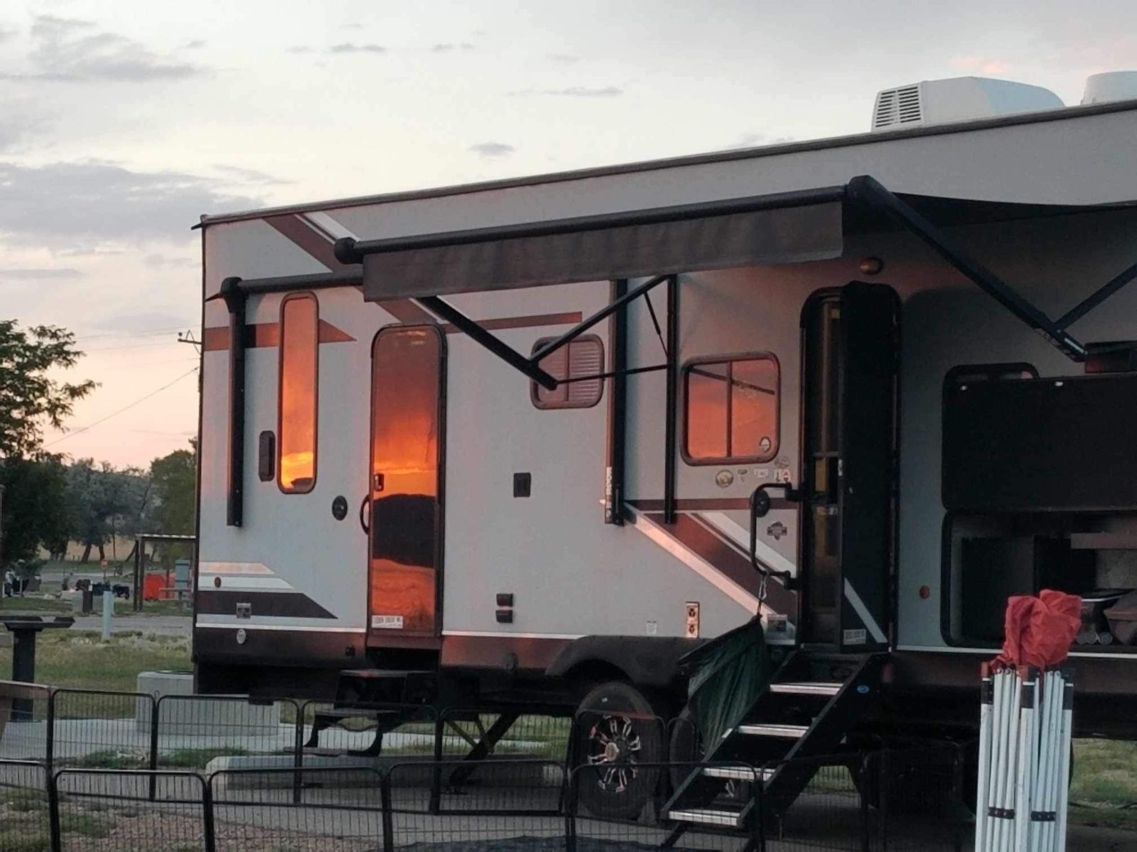 2021 Wofpack Fifth Wheel Toyhauler w/13 Foot Garage