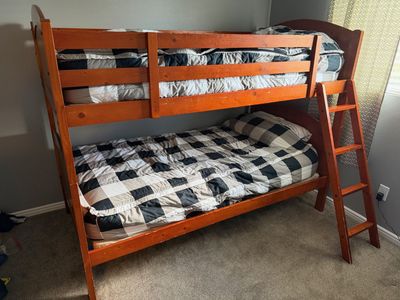 *FREE* Twin size bunk bed - includes 2 matresses and comforters