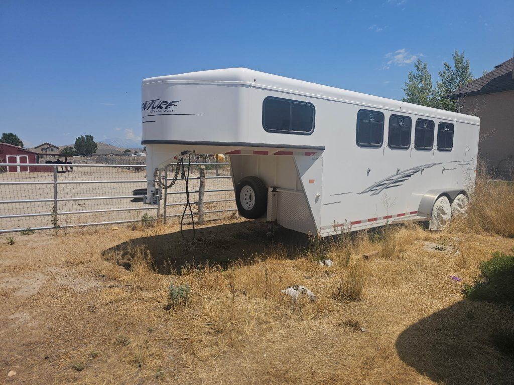 2017 Gooseneck Horse Trailer with Tack Room Hooks & Slant Dividers