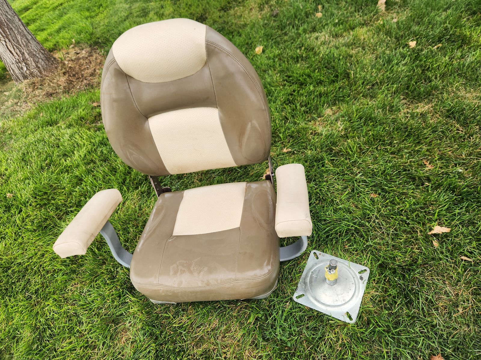 Vinyl boat seat with armrests