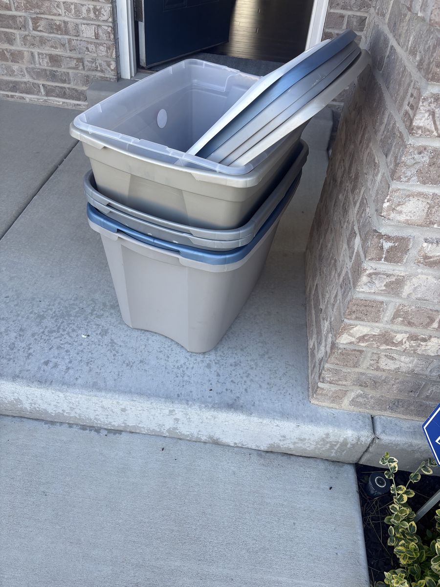6 Storage Tote Bins with 5 Lids