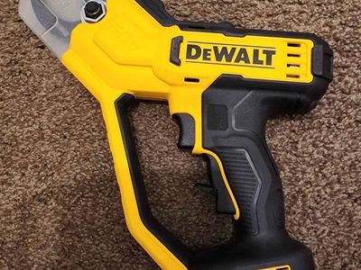 New Dewalt 20V MAX Battery Powered Pruner
