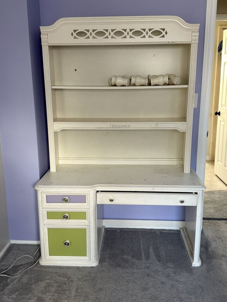 Child's Desk With Hutch