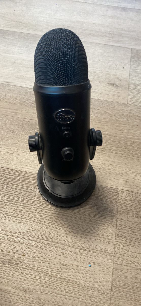 Blue Yeti USB Microphone - Matte Black with Desktop Stand