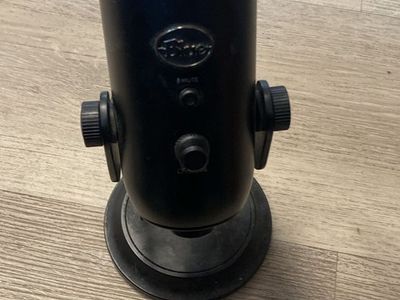 Blue Yeti USB Microphone - Matte Black with Desktop Stand