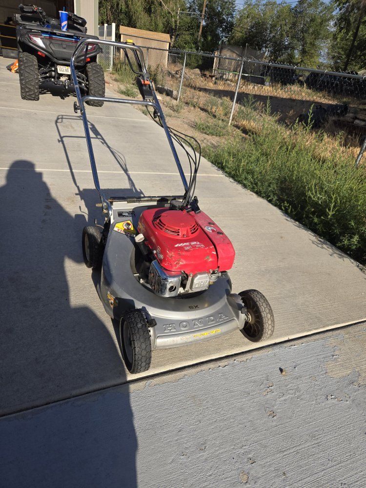 Honda HR-215 Self-Propelled Gas Lawn Mower