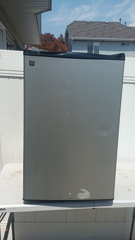 GE Compact Mini Refrigerator 