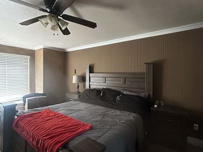 King Rustic Wooden Bedroom Set with Bed Frame and Two Nightstands and two dressers