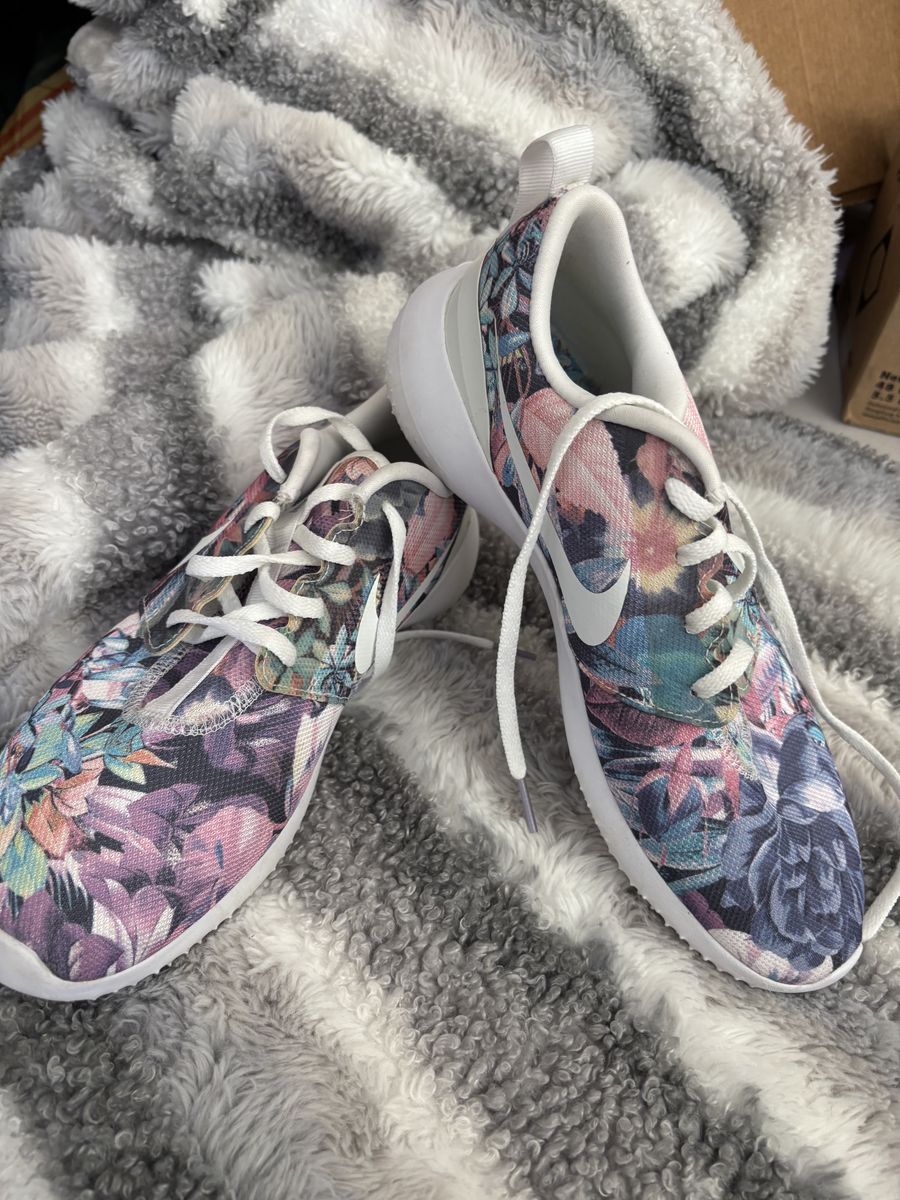 Women’s Nike Golf Shoes – Size 9.5