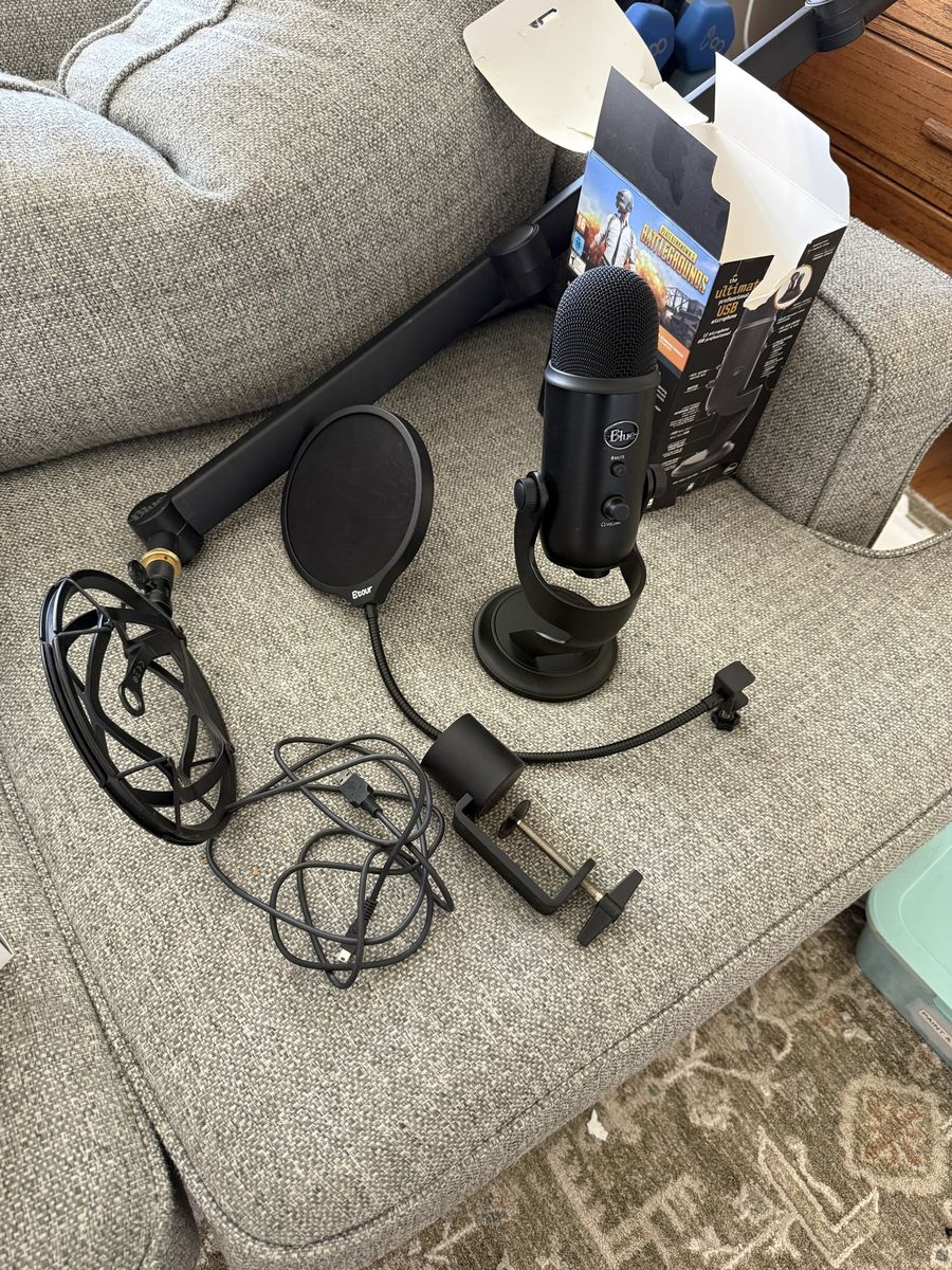 Blue Yeti USB Microphone Blackout Edition with Boom Arm & Pop Filter - Excellent Condition
