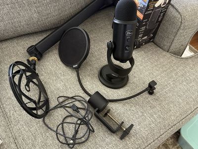 Blue Yeti USB Microphone Blackout Edition with Boom Arm & Pop Filter - Excellent Condition