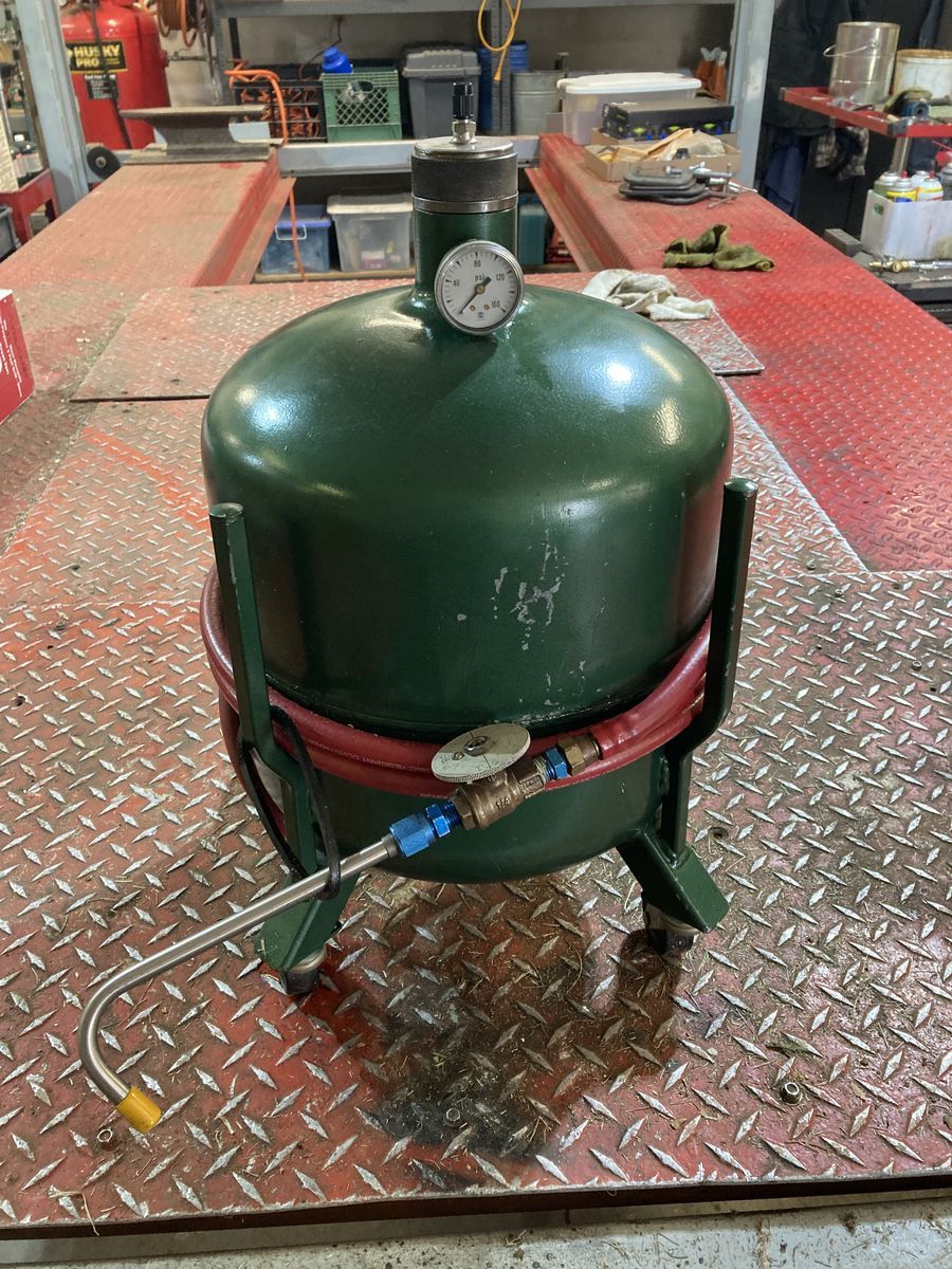 Pressure lube tank