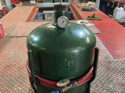 Pressure lube tank