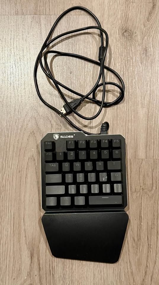 Sades One-Handed Mechanical Gaming Keypad - Good Used Condition