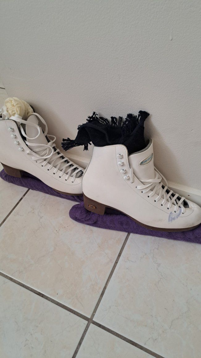 Riedell White Figure Skates with Blades
