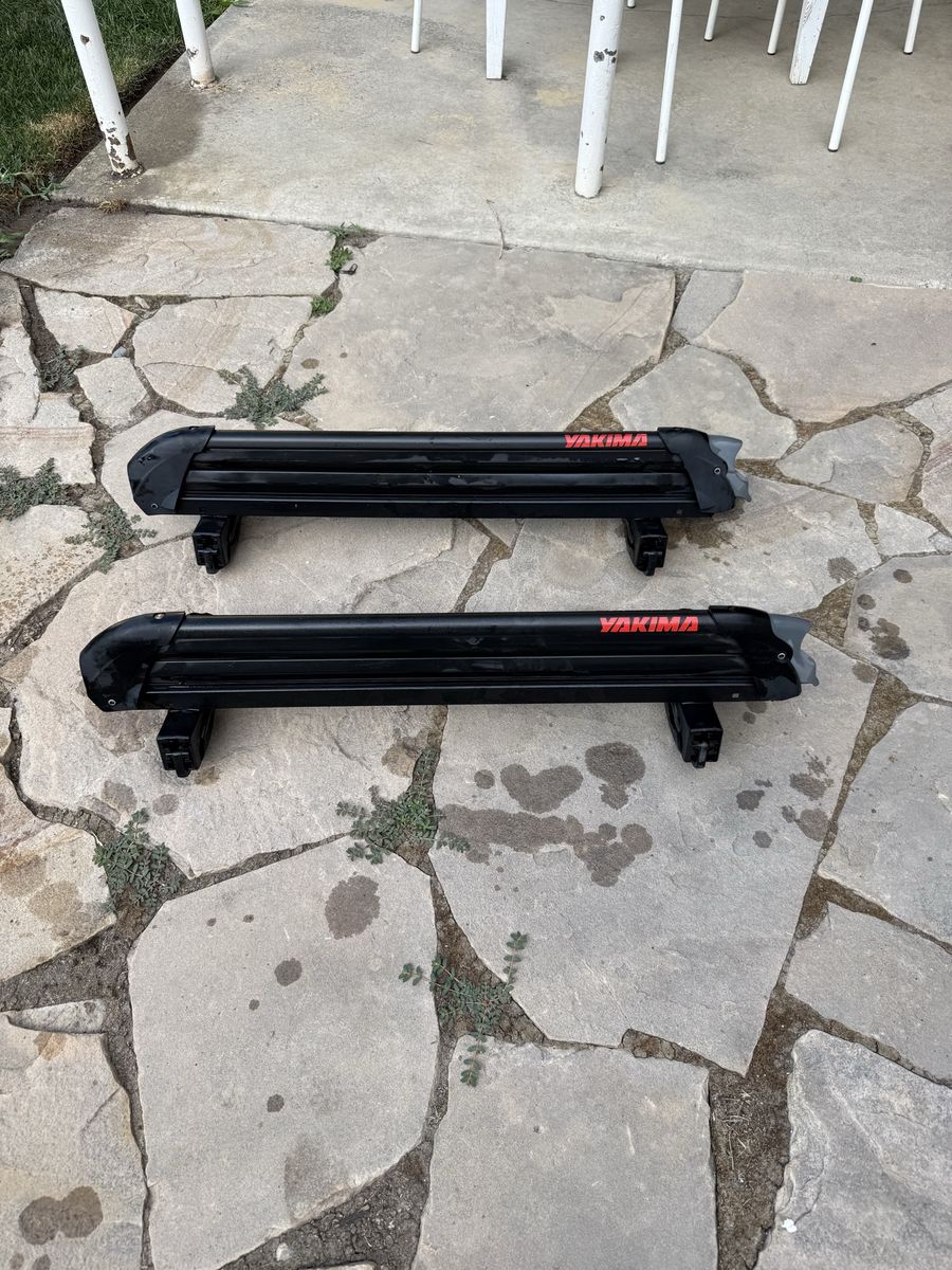 Yakima FatCat 6 Ski & Snowboard Rack - Holds 6 Pairs Skis or 4 Snowboards, Black