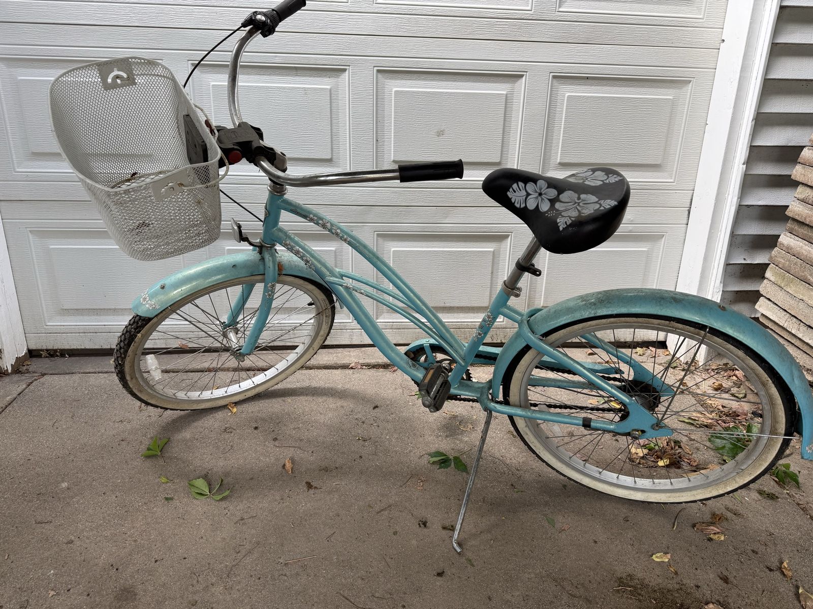 24” Hawaii Blue Cruiser Bike with White Metal Basket and Floral Seat