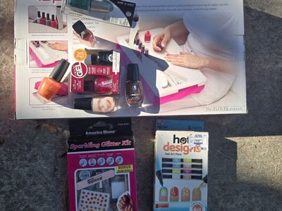Wet n Wild Manicure Salon Kit, Amazing Shine Glitter Kit, Hot Designs Nail Art Pens - Nail Care Lot