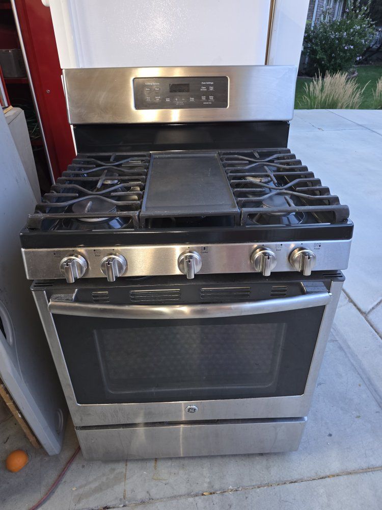 GE Stainless Steel Gas Range with Center Griddle and Oven