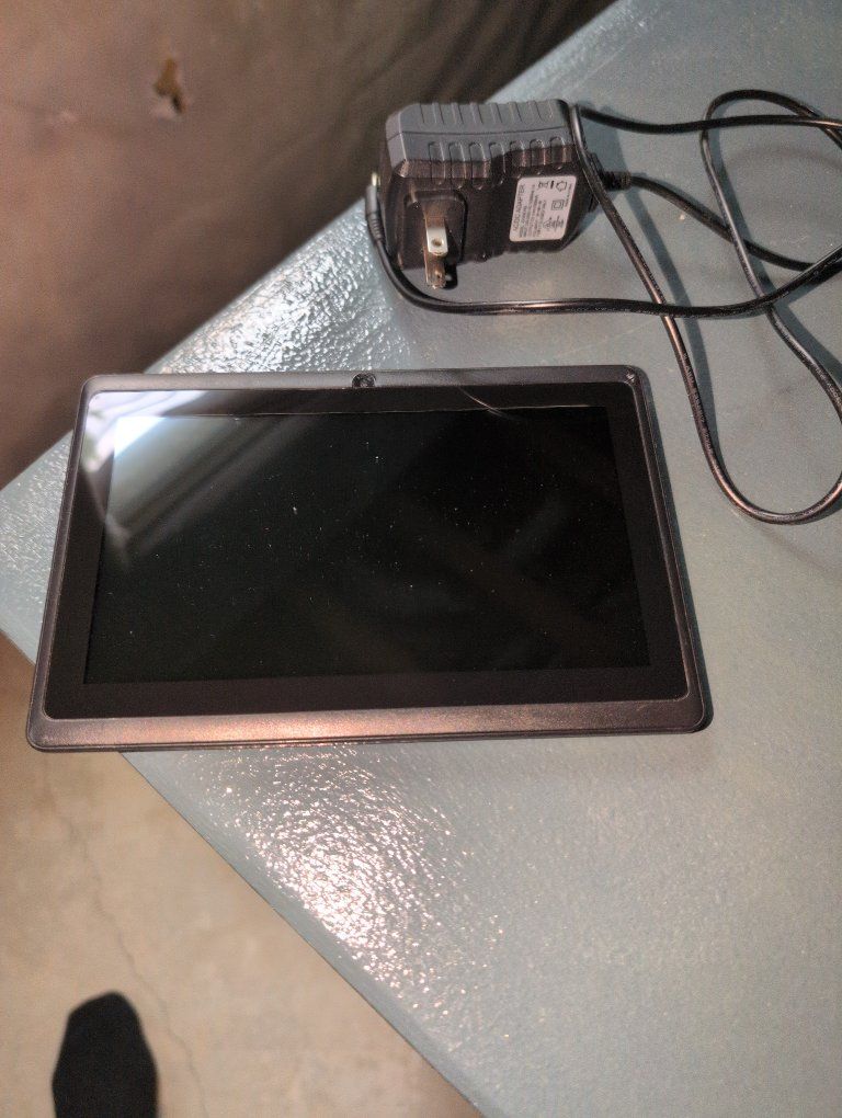 Emerson EM743 7-Inch Android Tablet 4GB Storage with Charger