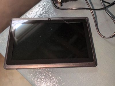 Emerson EM743 7-Inch Android Tablet 4GB Storage with Charger