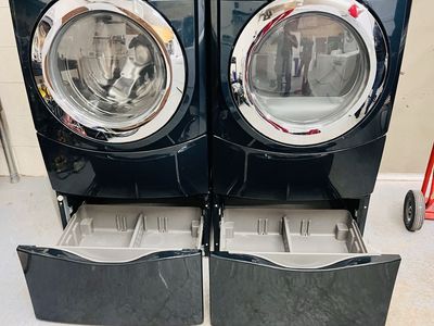 Maytag washer and dryer set with pedestals