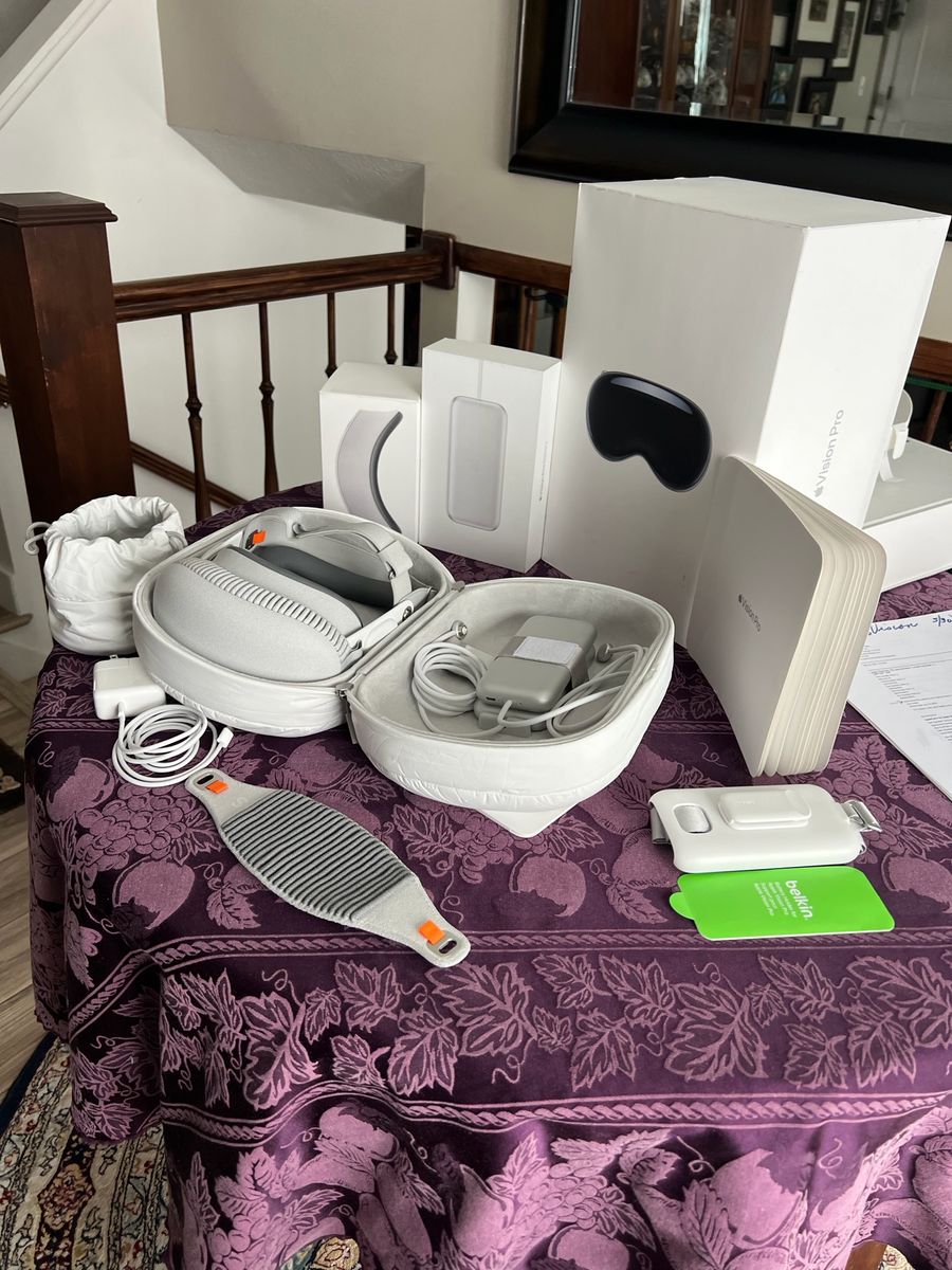 Apple Vision Pro 1TB + All Accessories
