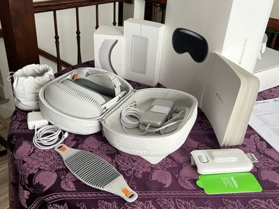 Apple Vision Pro 1TB + All Accessories