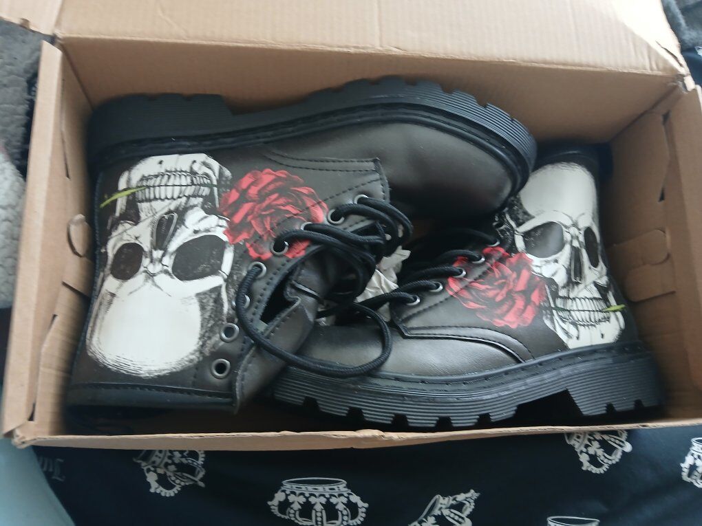 women skull leather boots
