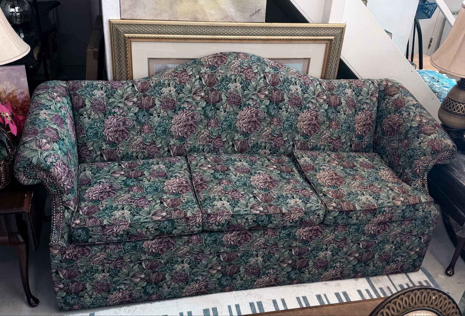 Couch Excellent secondhand condition with vibrant colors and tight,