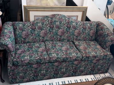 Couch Excellent secondhand condition with vibrant colors and tight,