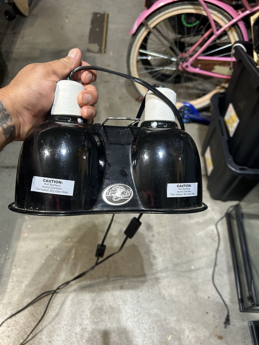 Zoomed dual dome lamp