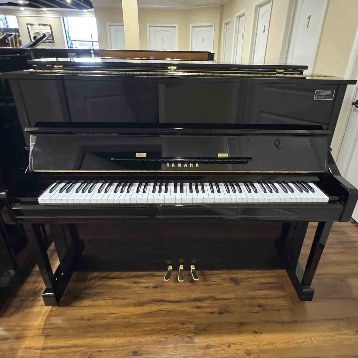 LIKE NEW YAMAHA UPRIGHT PIANO