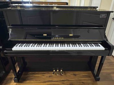 LIKE NEW YAMAHA UPRIGHT PIANO