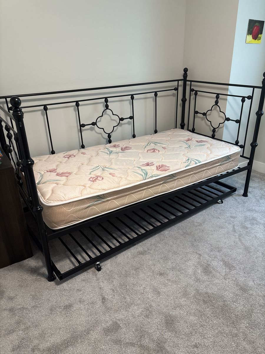 Day bed and trundle