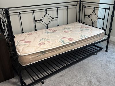 Day bed and trundle