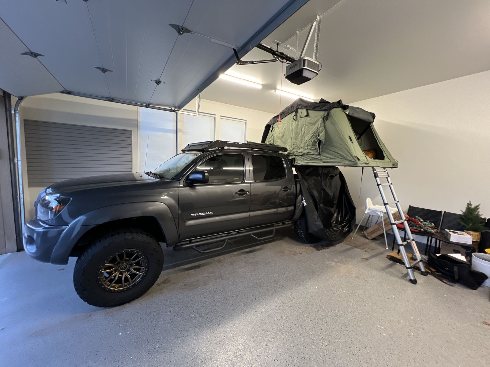 Complete set! Thule Tepui Rooftop Tent & Cali Raised Bed Rack