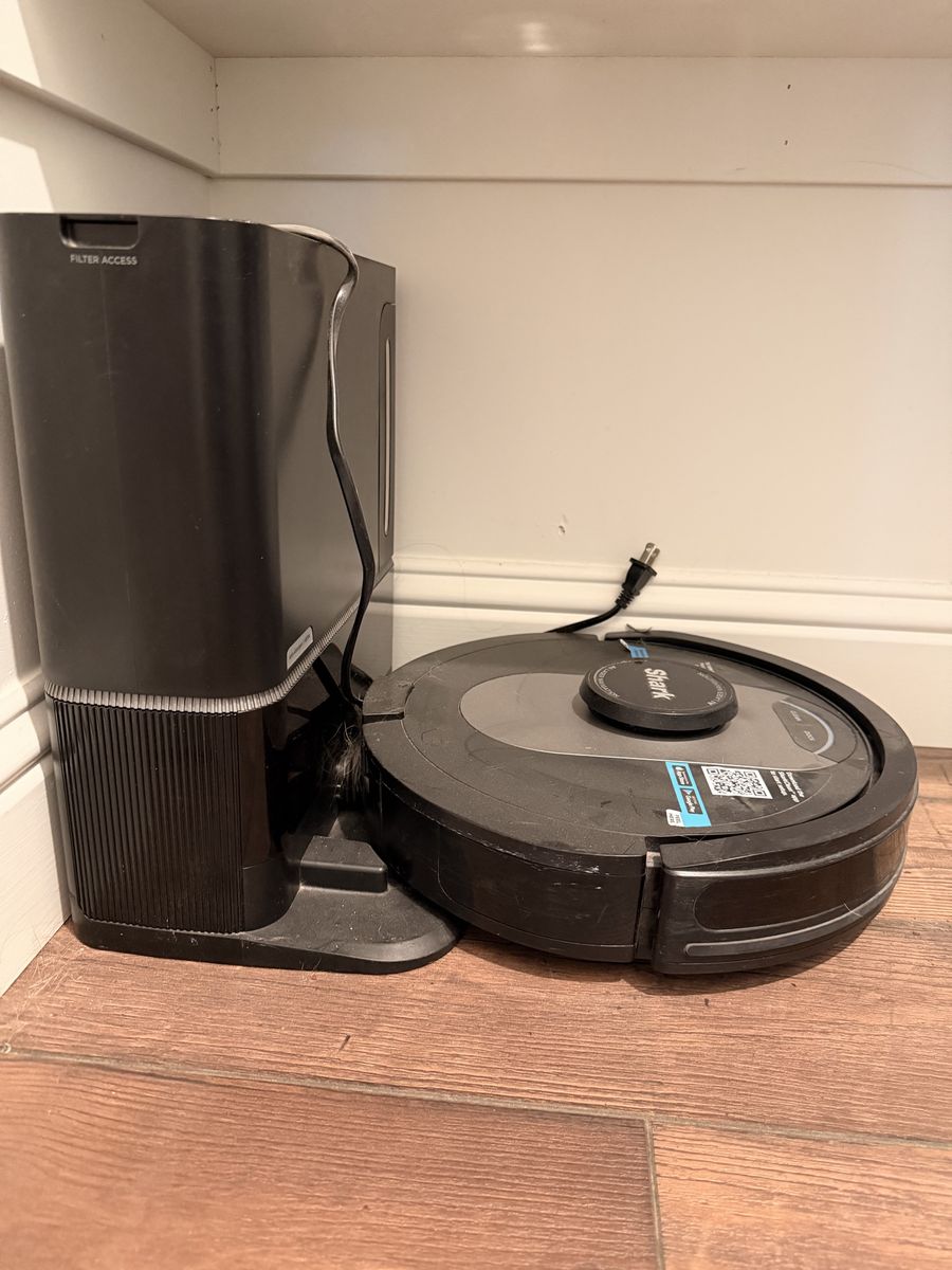 Shark AI Robot Vacuum RV2001WD with IQ Navigation and Self-Empty Base - Used