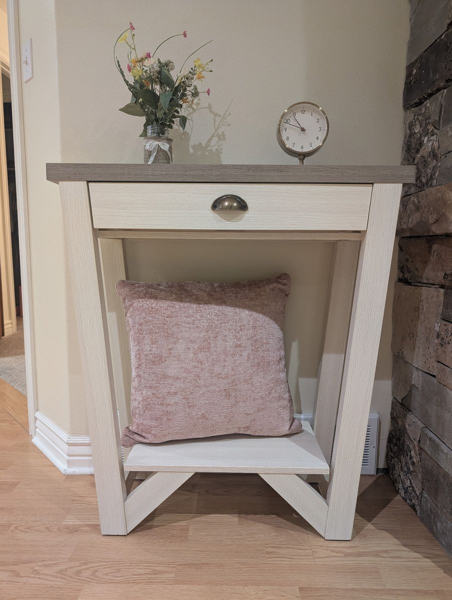 Accent / Entry Table - Excellent Condition, Like New